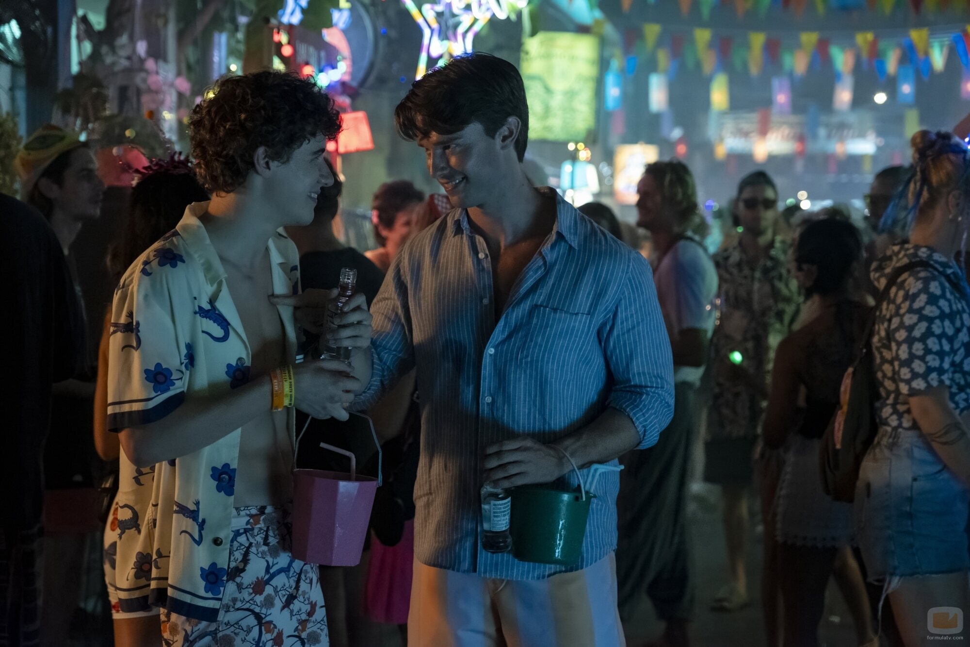 Patrick Schwarzenegger y Sam Nivola en 3x05 titulado 'La fiesta de luna llena' de 'The White Lotus'