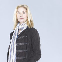 Elizabeth Mitchell es Erika Evans