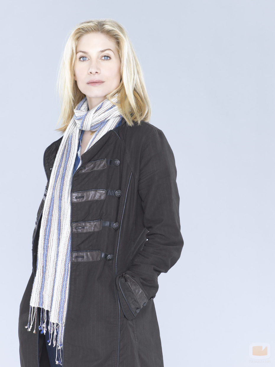 Elizabeth Mitchell es Erika Evans