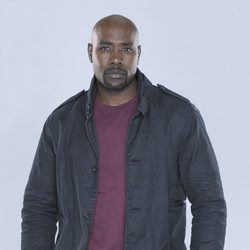 Morris Chestnut en una foto promocional de 'V'