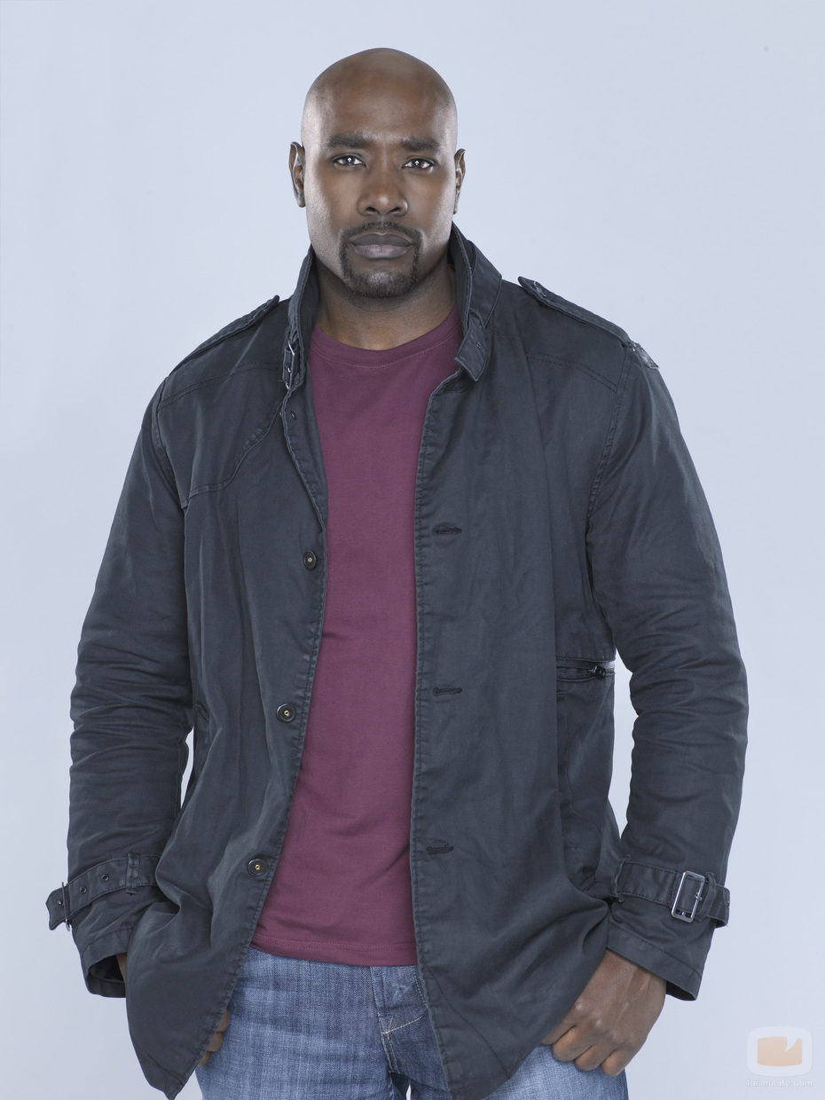 Morris Chestnut en una foto promocional de 'V'