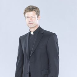 Joel Gretsch en una foto promocional de 'V'