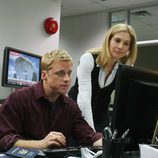 Elizabeth Mitchell en el capítulo piloto de 'V'