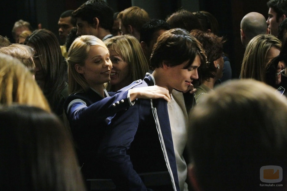 Logan Huffman en el capítulo piloto de 'V'