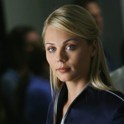 Laura Vandervoort es Lisa en 'V'