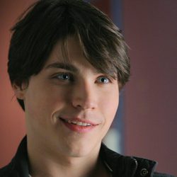 Logan Huffman es Tyler en 'V'