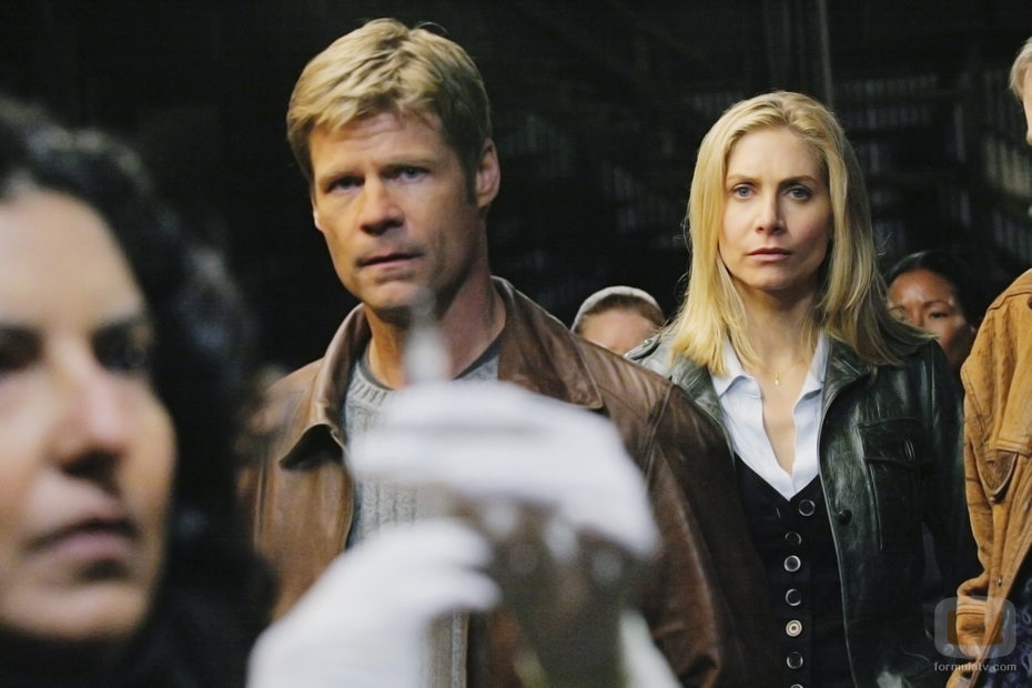 Elizabeth Mitchell y Joel Gretsch son Erika y el Padre Jack Landry