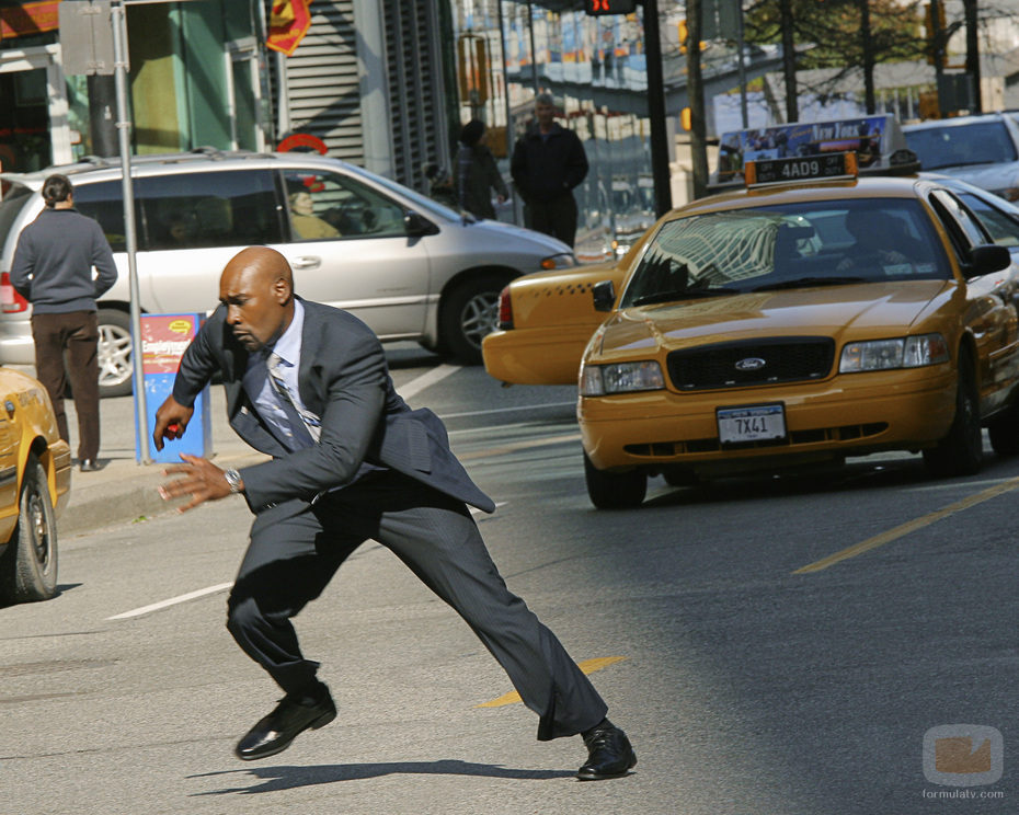 Morris Chestnut en el capítulo piloto de 'V'