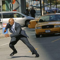 Morris Chestnut en el capítulo piloto de 'V'