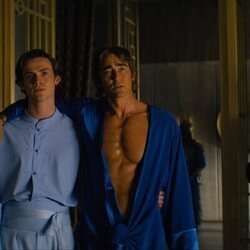 Lee Pace y Cassian Bilton en Capítulo 1 titulado 'A la sombra de Seldon' de 'Fundación'