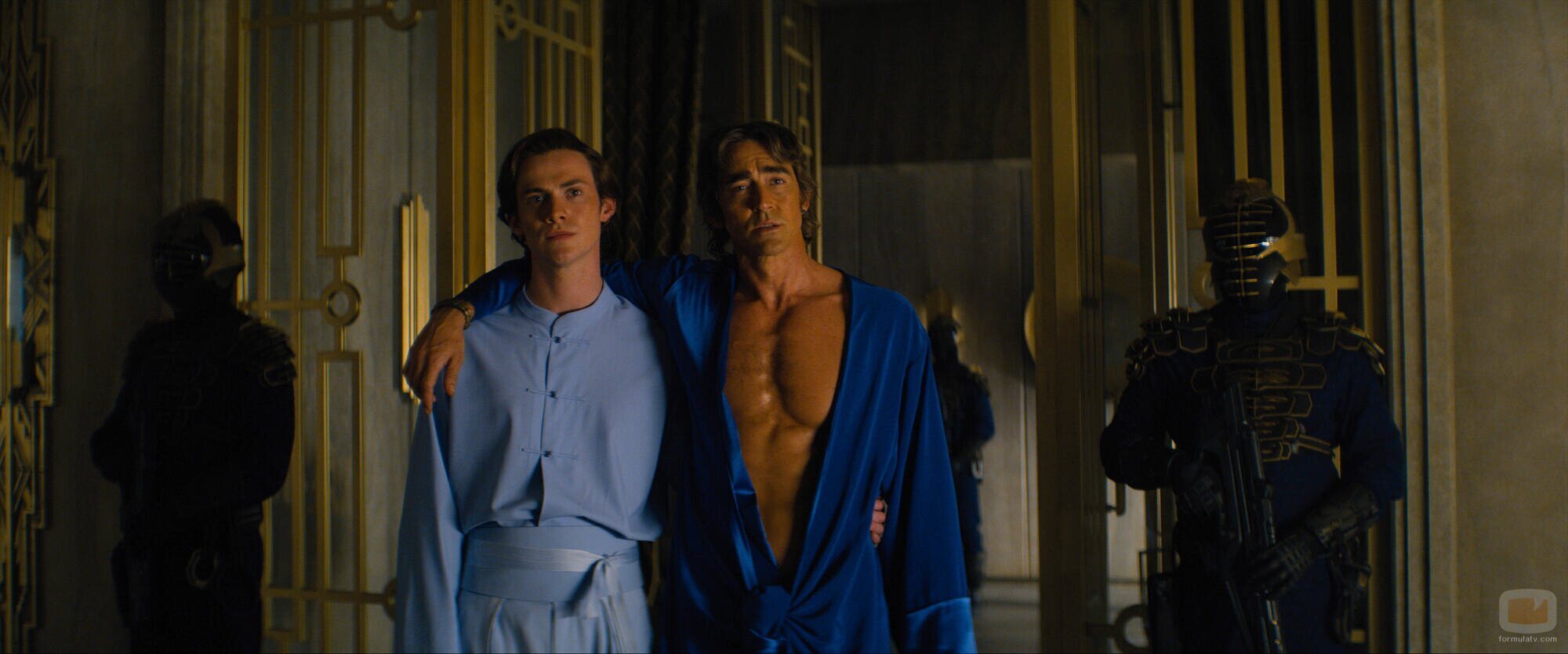 Lee Pace y Cassian Bilton en Capítulo 1 titulado 'A la sombra de Seldon' de 'Fundación'