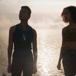 Lou Llobell y Leah Harvey en Capítulo 1 titulado 'A la sombra de Seldon' de 'Fundación'