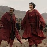 Kulvinder Ghir y Isabella Laughland en 2x02 titulado 'Un atisbo de la oscuridad' de 'Fundación'