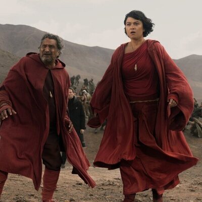 Kulvinder Ghir y Isabella Laughland en 2x02 titulado 'Un atisbo de la oscuridad' de 'Fundación'