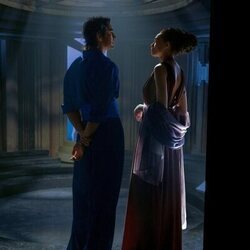 Lee Pace y Ella-Rae Smith en 2x02 'Un atisbo de la oscuridad' de 'Fundación'
