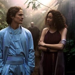 Ella-Rae Smith y Cassian Bilton en el 2x04 de 'Fundación'