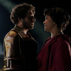Dimitri Leonidas y Isabella Laughland en 'Donde las estrellas son más escasas' de 'Foundation'