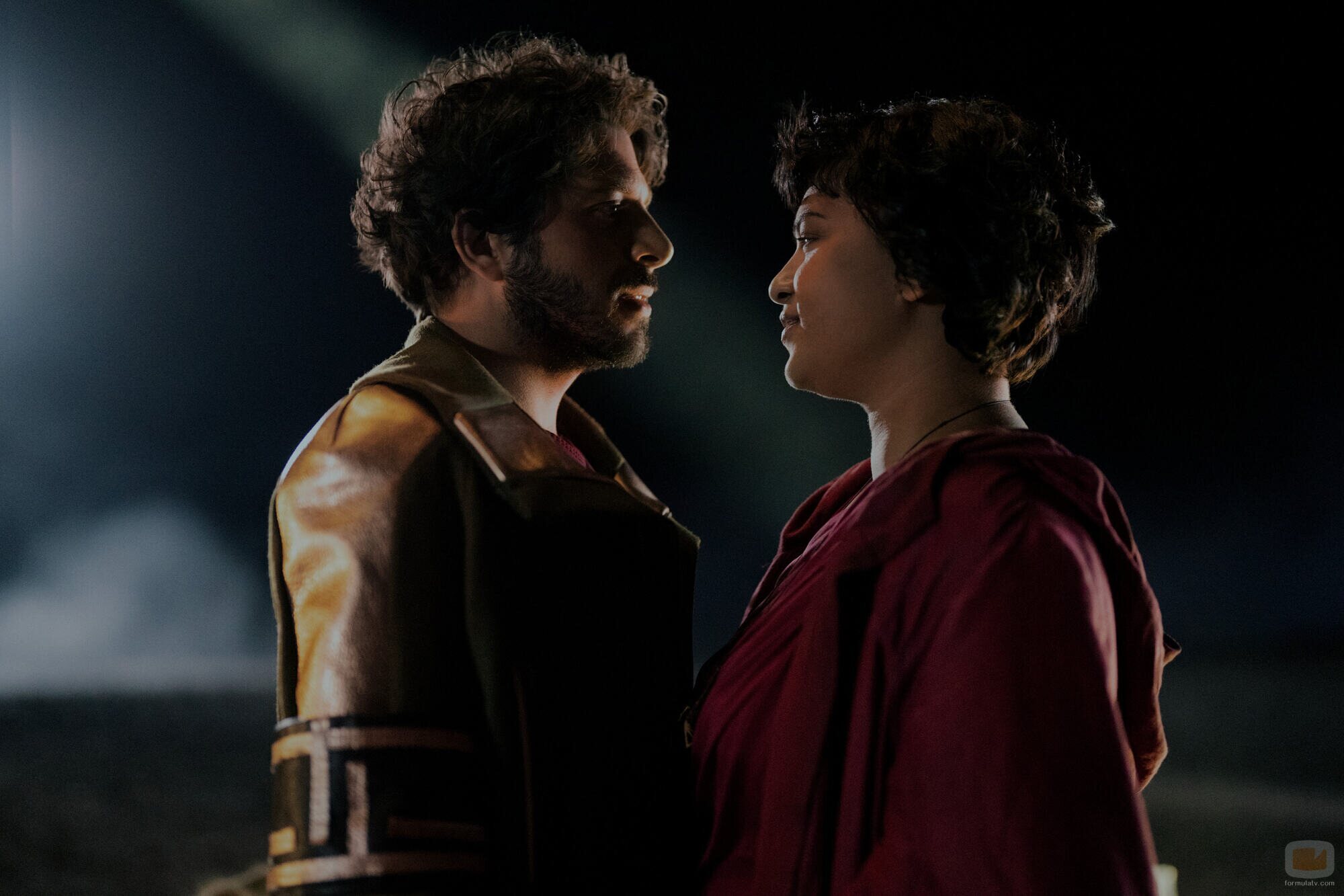 Dimitri Leonidas y Isabella Laughland en 'Donde las estrellas son más escasas' de 'Foundation'