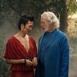Terrence Mann y Sandra Yi Sencindiver en 2x04 titulado 'Donde las estrellas son más escasas' de 'Fundación'