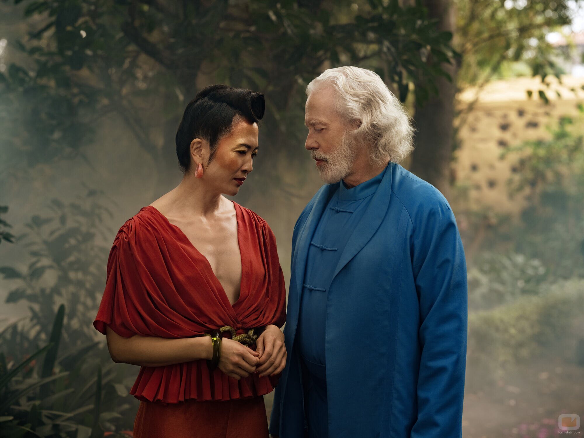 Terrence Mann y Sandra Yi Sencindiver en 2x04 titulado 'Donde las estrellas son más escasas' de 'Fundación'
