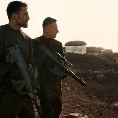 Ben Daniels y Dino Fetscher en 2x04 titulado 'Donde las estrellas son más escasas' de 'Fundación'