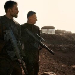 Ben Daniels y Dino Fetscher en 2x04 titulado 'Donde las estrellas son más escasas' de 'Fundación'