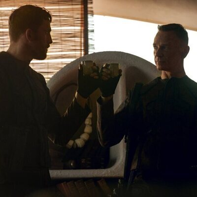 Ben Daniels y Dino Fetscher en la temporada 2 y el capítulo 04 de 'Fundación'