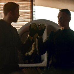 Ben Daniels y Dino Fetscher en la temporada 2 y el capítulo 04 de 'Fundación'