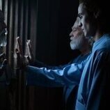 Terrence Mann y Cassian Bilton en 2x05 'Los visuales y los vistos' de 'Fundación'