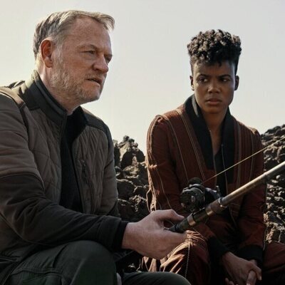 Jared Harris y Leah Harvey en el 2x06 de 'Foundation'