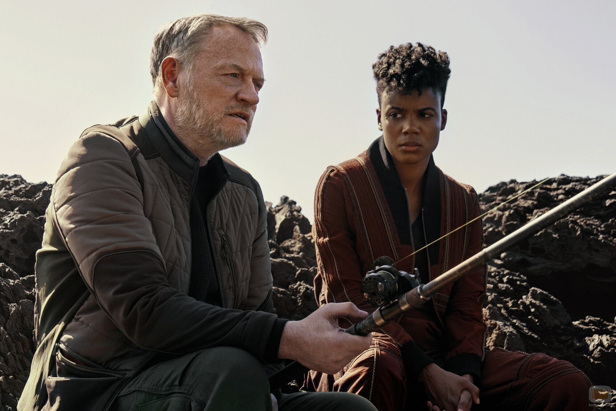 Jared Harris y Leah Harvey en el 2x06 de 'Foundation'