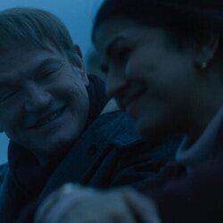 Jared Harris y Nimrat Kaur en 2x06 'Por qué los dioses crearon el vino' de 'Fundación'