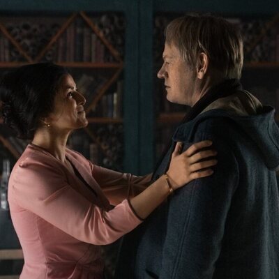 Jared Harris y Nimrat Kaur en Capítulo 6 titulado 'Por qué los dioses crearon el vino' de 'Fundación'