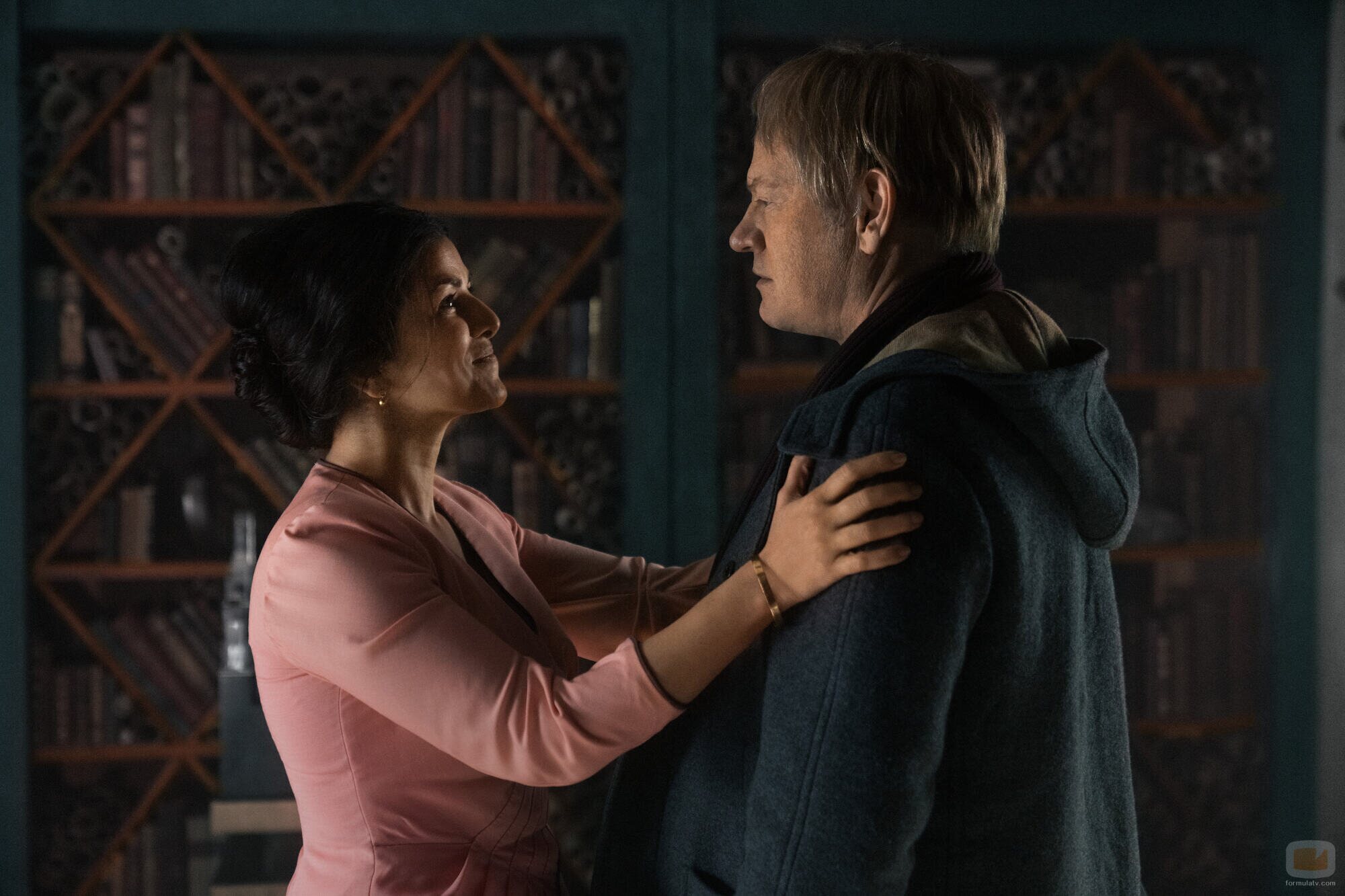 Jared Harris y Nimrat Kaur en Capítulo 6 titulado 'Por qué los dioses crearon el vino' de 'Fundación'