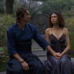 Lee Pace y Ella-Rae Smith en 2x07 'Una muerte necesaria' de 'Fundación'
