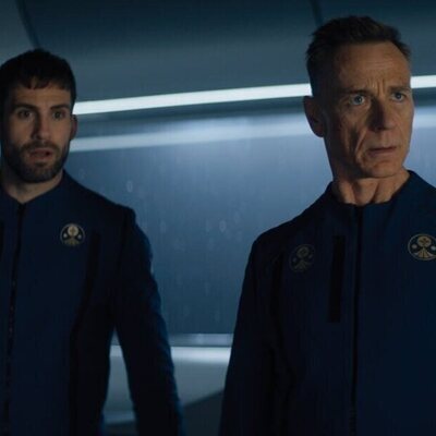 Ben Daniels y Dino Fetscher en el 2x07 de 'Fundación'