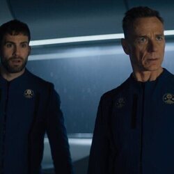 Ben Daniels y Dino Fetscher en el 2x07 de 'Fundación'