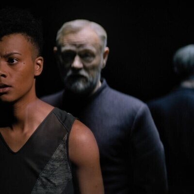 Jared Harris y Leah Harvey en la temporada 2 y el capítulo 08 de 'Fundación'