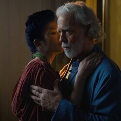 Terrence Mann y Sandra Yi Sencindiver en 'La última emperatriz' de 'Fundación'
