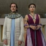 Ella-Rae Smith y Cassian Bilton en el 2x08 de 'Fundación'