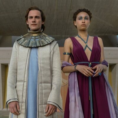 Ella-Rae Smith y Cassian Bilton en el 2x08 de 'Fundación'