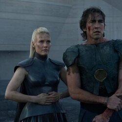 Lee Pace y Laura Birn en 'La última emperatriz' de 'Fundación'