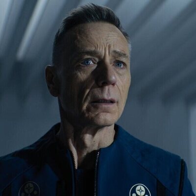 Ben Daniels en 2x09 'Hace ya tiempo, no lejos de aquí' de 'Fundación'