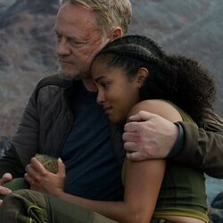 Jared Harris y Lou Llobell en Capítulo 10 titulado 'Mitos de la creación' de 'Fundación'