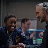 Joel Kinnaman y Krys Marshall en la temporada 4 y el capítulo 02 de 'Para toda la humanidad'