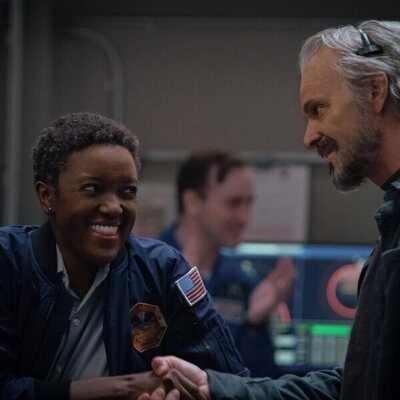 Joel Kinnaman y Krys Marshall en la temporada 4 y el capítulo 02 de 'Para toda la humanidad'