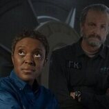 Joel Kinnaman y Krys Marshall en 'El abrazo del oso' de 'Para toda la humanidad'