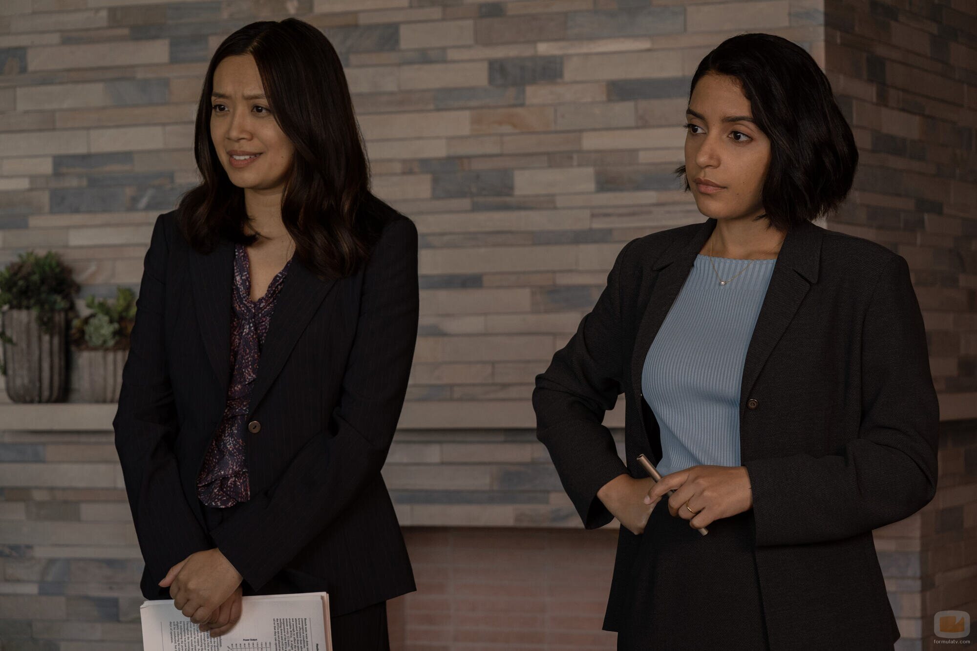 Cynthy Wu y Coral Peña en Capítulo 3 titulado 'El abrazo del oso' de 'Para toda la humanidad'