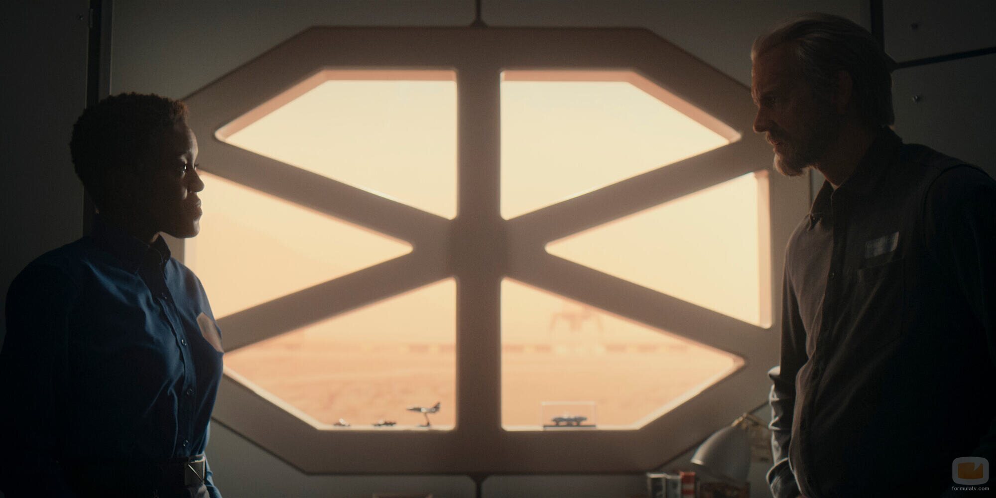 Joel Kinnaman y Krys Marshall en Capítulo 5 titulado 'Ricitos de oro' de 'Para toda la humanidad'