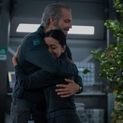 Joel Kinnaman y Cynthy Wu en Capítulo 7 titulado 'Pasarse de la raya' de 'Para toda la humanidad'
